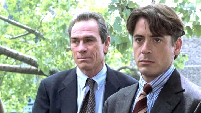 Tommy Lee Jones, con Robert Downey Jr. en 'U.S. Marshals'.