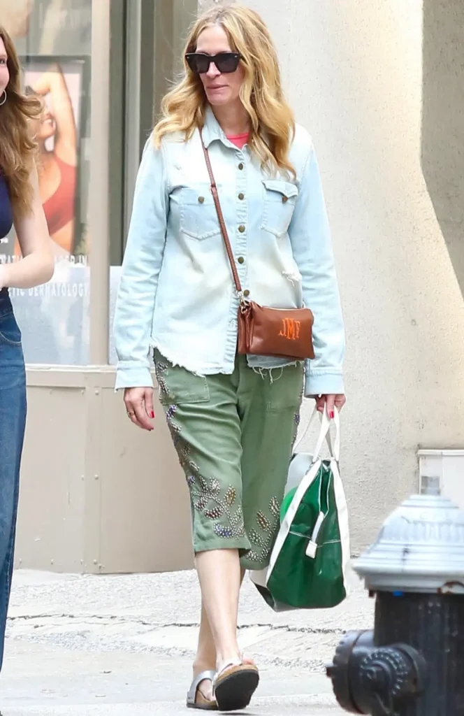Julia Roberts, con pantalones capri verdes.
