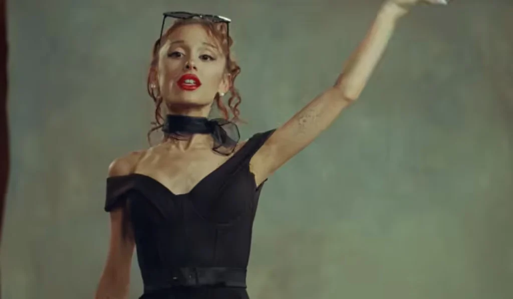 Ariana Grande, en el videoclip de 'Petal'.