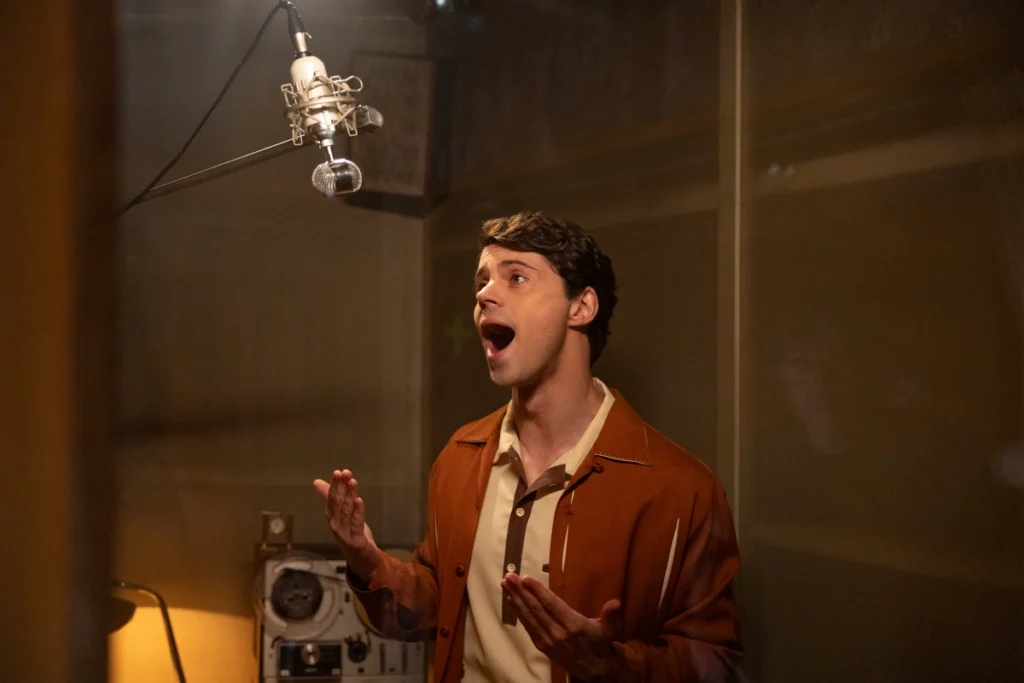 Javier Morgade, como Raphael en la serie 'Aquel', de Netflix.