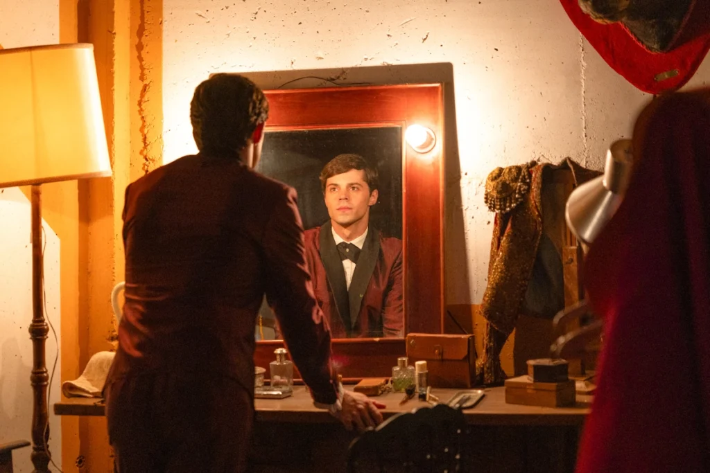Javier Morgade interpreta al Raphael joven en 'Aquel', la serie de Netflix.