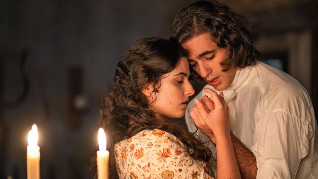 Alejo y Luisa se besan.