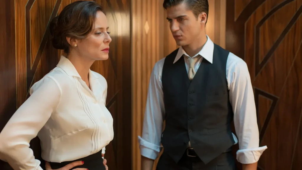 Maxi Iglesias y Aitana Sánchez-Gijón, en una escena de 'Velvet'.
