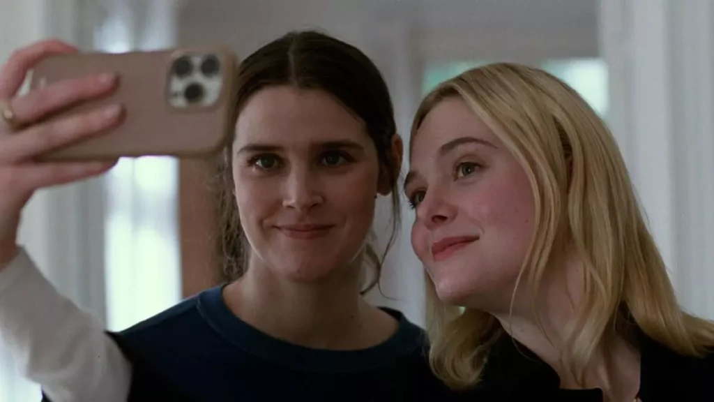 Inga Ibsdotter Lilleaas y Elle Fanning, en 'Valor sentimental'.