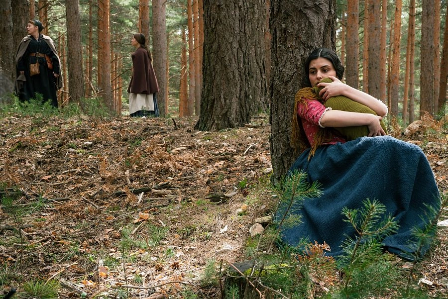 Luisa huye con el bebé en 'Valle Salvaje'.