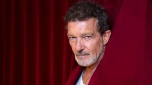 Antonio y Stella Banderas acuden juntos a la alfombra roja de Toronto para presentar la nueva película del padre junto a ÚrsulaCorberó, 'Up Against It'.