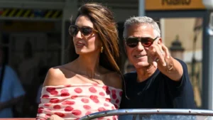 Amal Clooney en Venecia ha conquistado a propios y extraños. ¡Menudo despliegue de elegancia junto a George Clooney!
