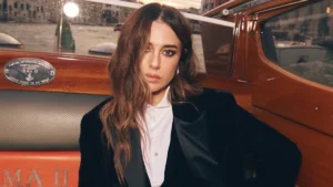 No presentaba película, pero Blanca Suárez fue a Venecia y Miguel Ángel Silvestre estaba allí también. La actriz, musa de Armani, impresionante con looks de la marca.