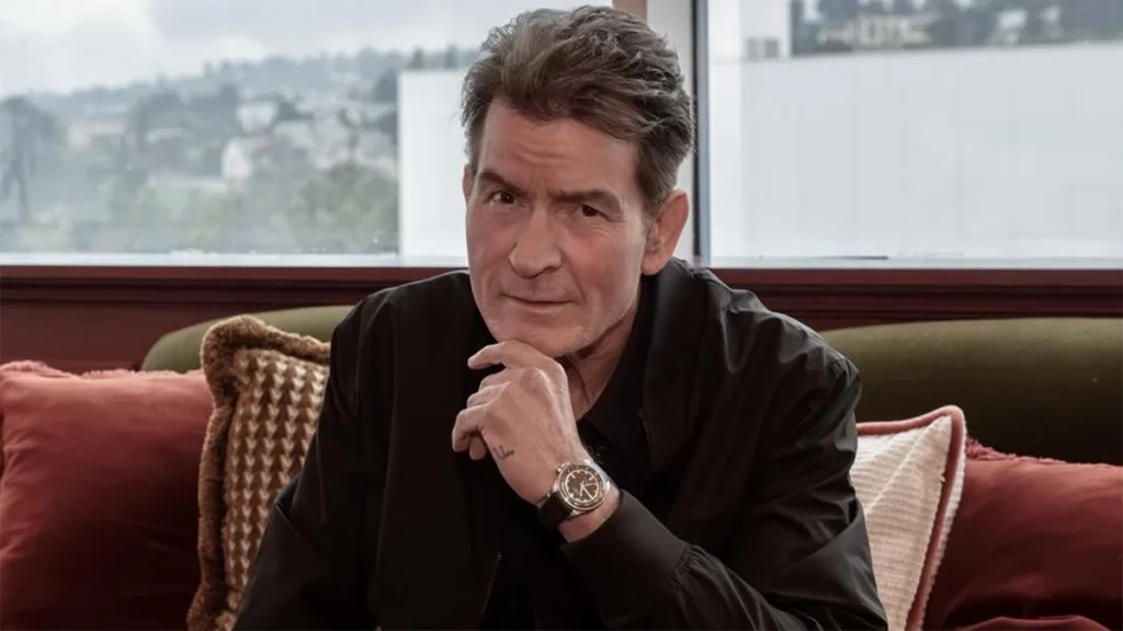 Lo de Charlie Sheen y Oliver Stone es una de esas historias de traición de Hollywood que pasan mucho más de lo que parece.