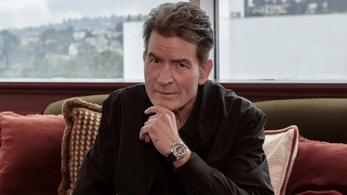 Lo de Charlie Sheen y Oliver Stone es una de esas historias de traición de Hollywood que pasan mucho más de lo que parece.