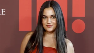 Daniella Bustamante ya posa ante las cámaras sin sus padres, ¡y la primera vez lo hizo con un espectacular vestido de 179,99 euros!