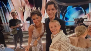 Dexter Sol Ansell conoce a Zendaya y Tom Holland en la gala de los Emmy 2026.
