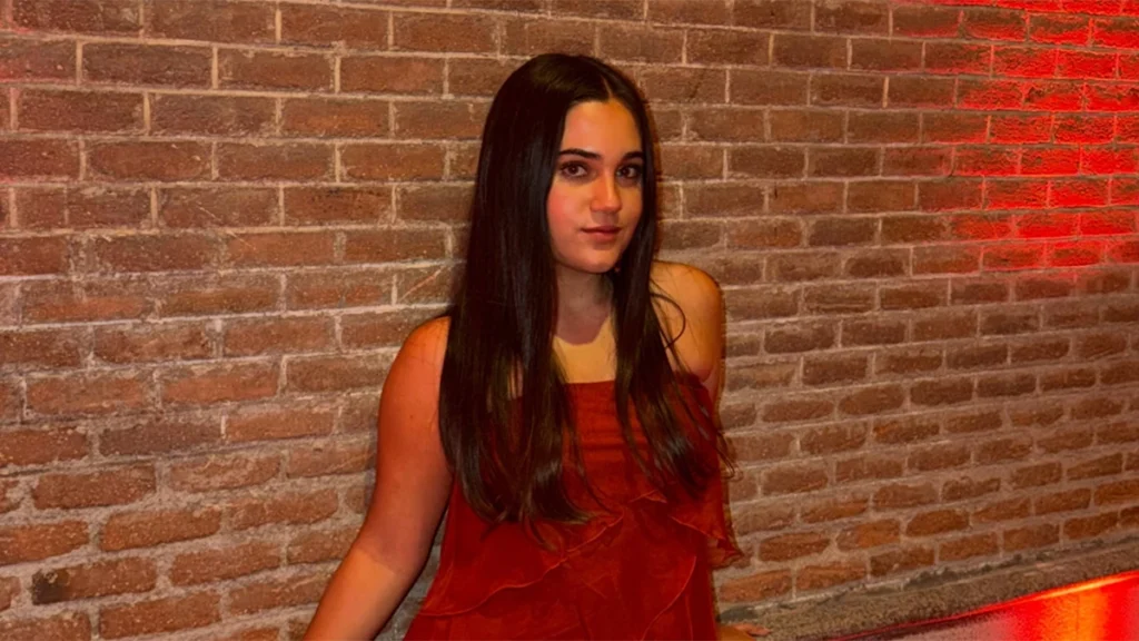 Daniella Bustamante ya posa ante las cámaras sin sus padres, ¡y la primera vez lo hizo con un espectacular vestido de 179,99 euros!