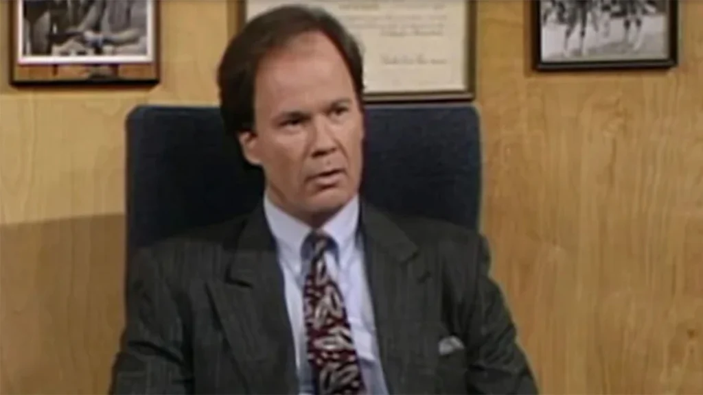 Muere Dennis Haskings, el señor Belding en 'Salvados por la campana' ilustre director del instituto Baysade de Zack Morris, Kelly Kapowski y compañía.