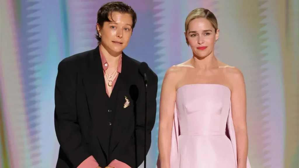 Emma Darcy y Emilia Clark en una gala de los Emmys 2026 que estuvieron como la Lotería de Navidad, ¡muy repartidos entre 'Widow's Bay', 'DTF St. Louis', 'The pitt' y 'Pluribus'!