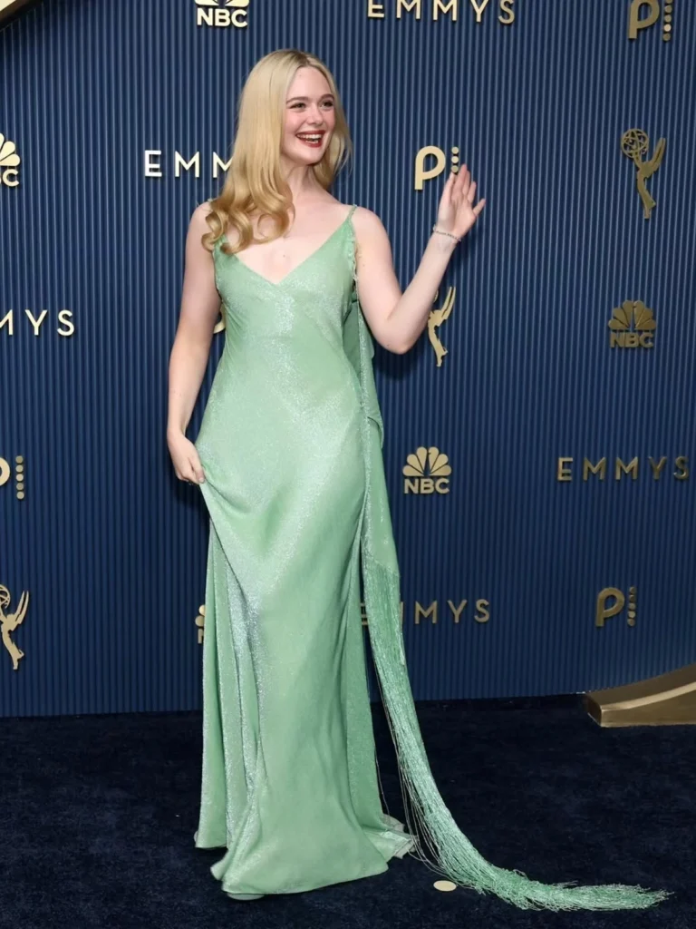 Elle Fanning, con vestido de Ralph Lauren en los Emmy.