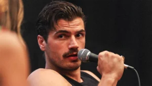 Hugo Diego García, actor de 'Enfrentados: Marfil' con Ester Expósito, es el nuevo chico de moda en el cine español.