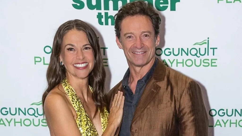 Hugh Jackman y Sutton Foster aparentemente felices en uno de los eventos a los que acudieron juntos en los últimos meses.
