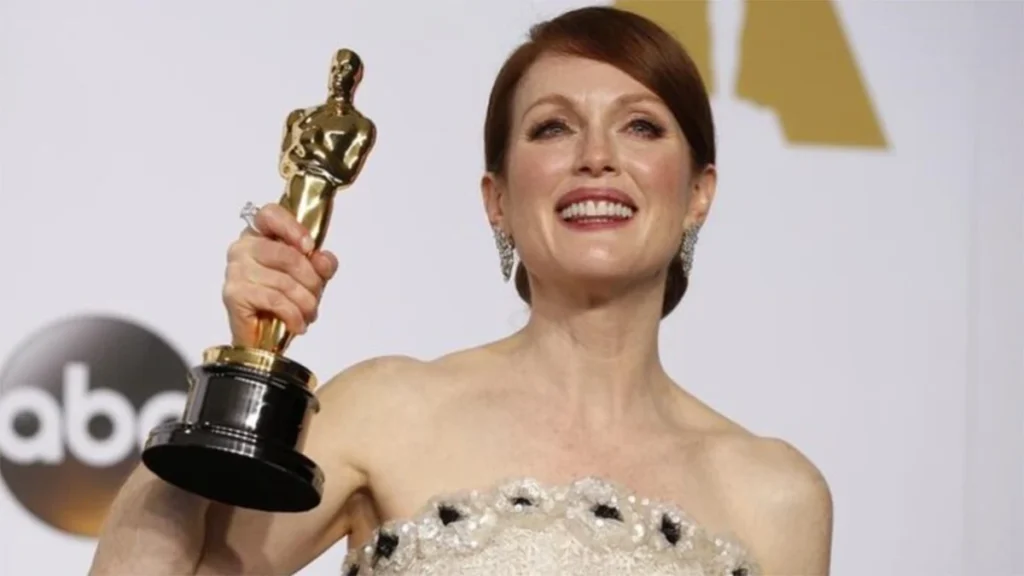 Julianne Moore se posiciona como favorita al Oscar a la Mejor Actriz por su papel en 'The Debut', de Jesse Eisenberg, ¡aunque aún queda mucha carrera por delante!