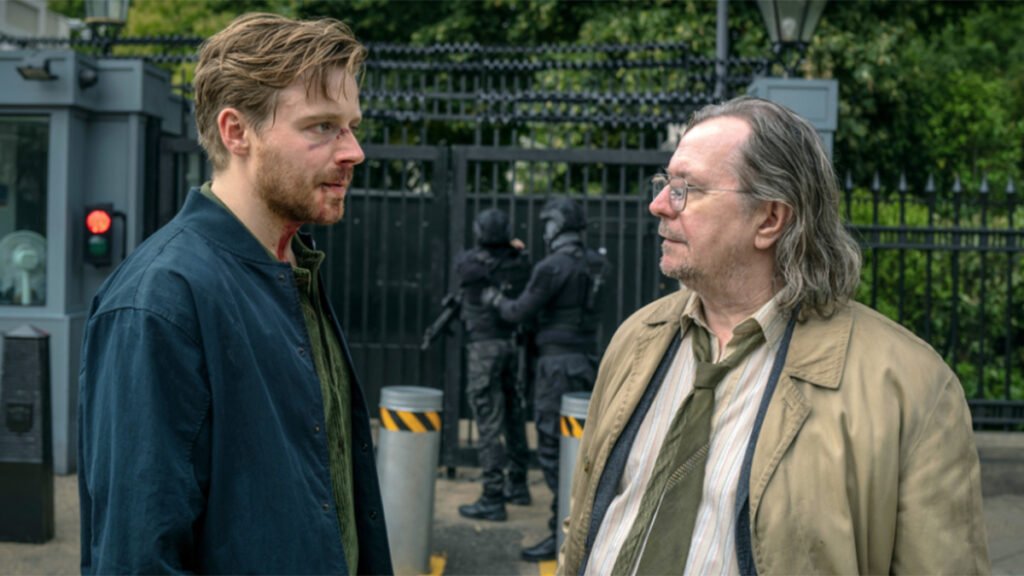 Gary Oldman lleva años coincidiendo con él en 'Slow Horses', por eso es el mayor garante de lo bien que encajaría Jack Lowden como James Bond.
