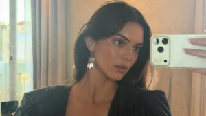 Jacob Elordi y Kendall Jenner pasean por París bajo la atenta mirada de los fotógrafos que les siguen.
