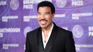 LA noticia de que Lionel Richie está hospitalizado en la UCI ha sorprendido: a sus 77 años sigue de gira, aunque es su segundo susto de salud de este verano.