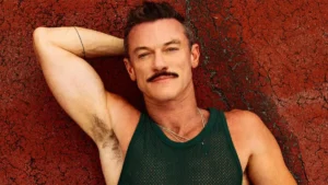 Luke Evans y Harrison Ford son compañeros de profesión ahora, ¡pero cuando Evans era más joven tenía como 'crush' a Indiana Jones!