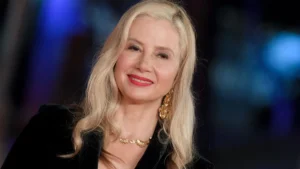 Repasar las mejores películas y series de Mira Sorvino que echar la vista atrás hasta una época diferente. Por suerte para nosotros, la actriz vuelve a pisar fuerte tras 20 años alejada de las pantallas.