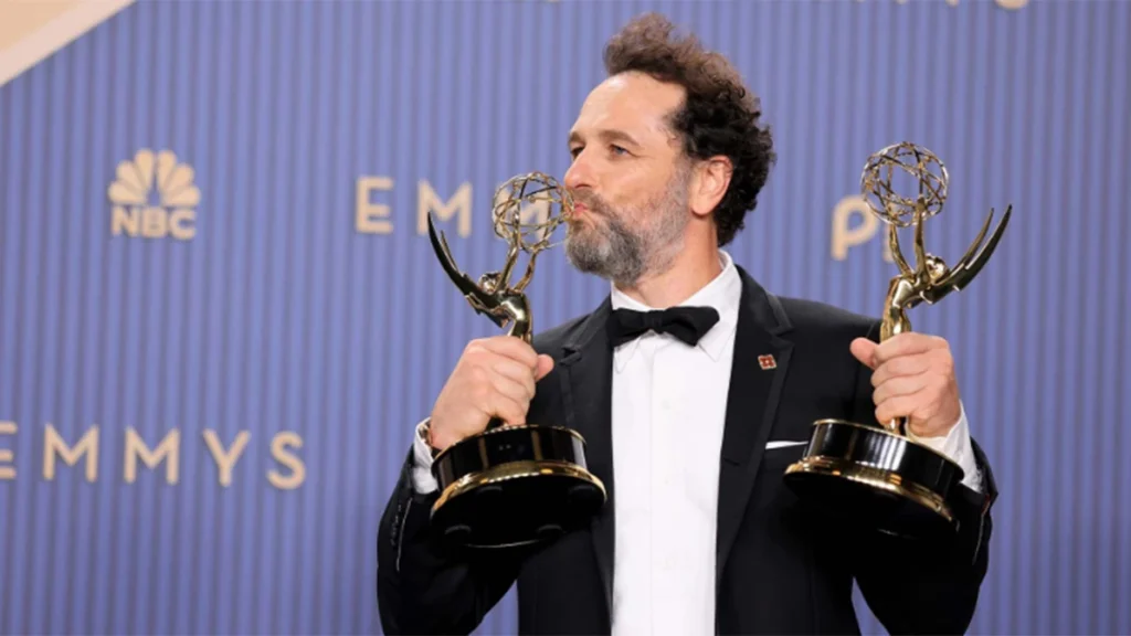 Lo de Mathew Rhys y los Emmys 2026 es amor del bueno. El actor se lleva dos estatuillas a mejor protagonista, de comedia y de miniserie, y otro más como productor ejecutivo de 'Widows Bay'.