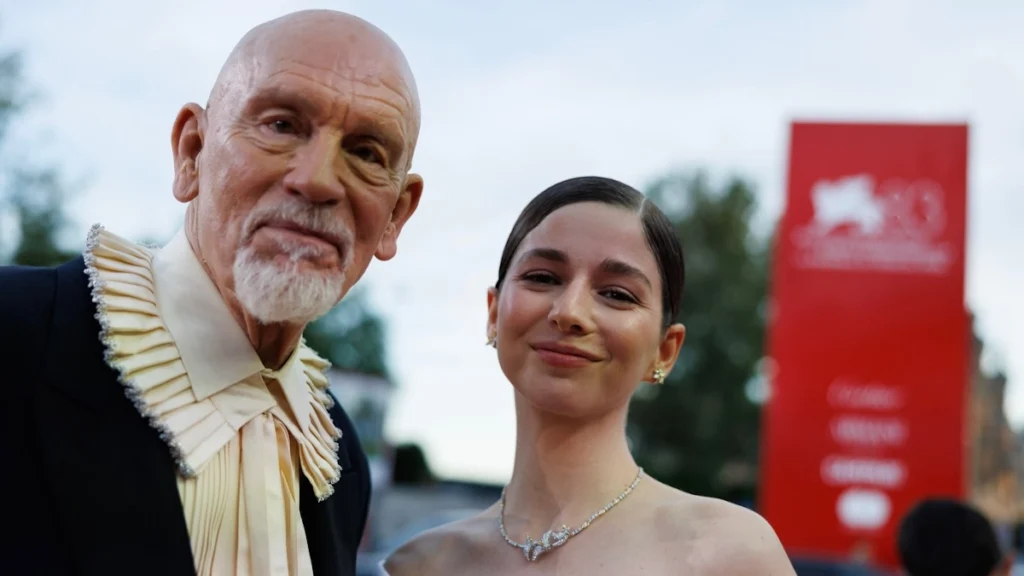 John Malkovich, junto a Mariana di Girolamo en el Festival de Venecia 2026.