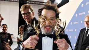 Lo de Mathew Rhys y los Emmys 2026 es amor del bueno. El actor se lleva dos estatuillas a mejor protagonista, de comedia y de miniserie, y otro más como productor ejecutivo de 'Widows Bay'.