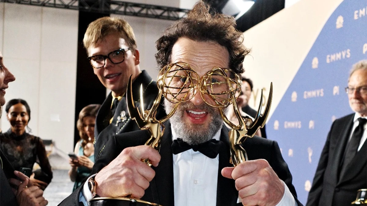 Lo de Mathew Rhys y los Emmys 2026 es amor del bueno. El actor se lleva dos estatuillas a mejor protagonista, de comedia y de miniserie, y otro más como productor ejecutivo de 'Widows Bay'.