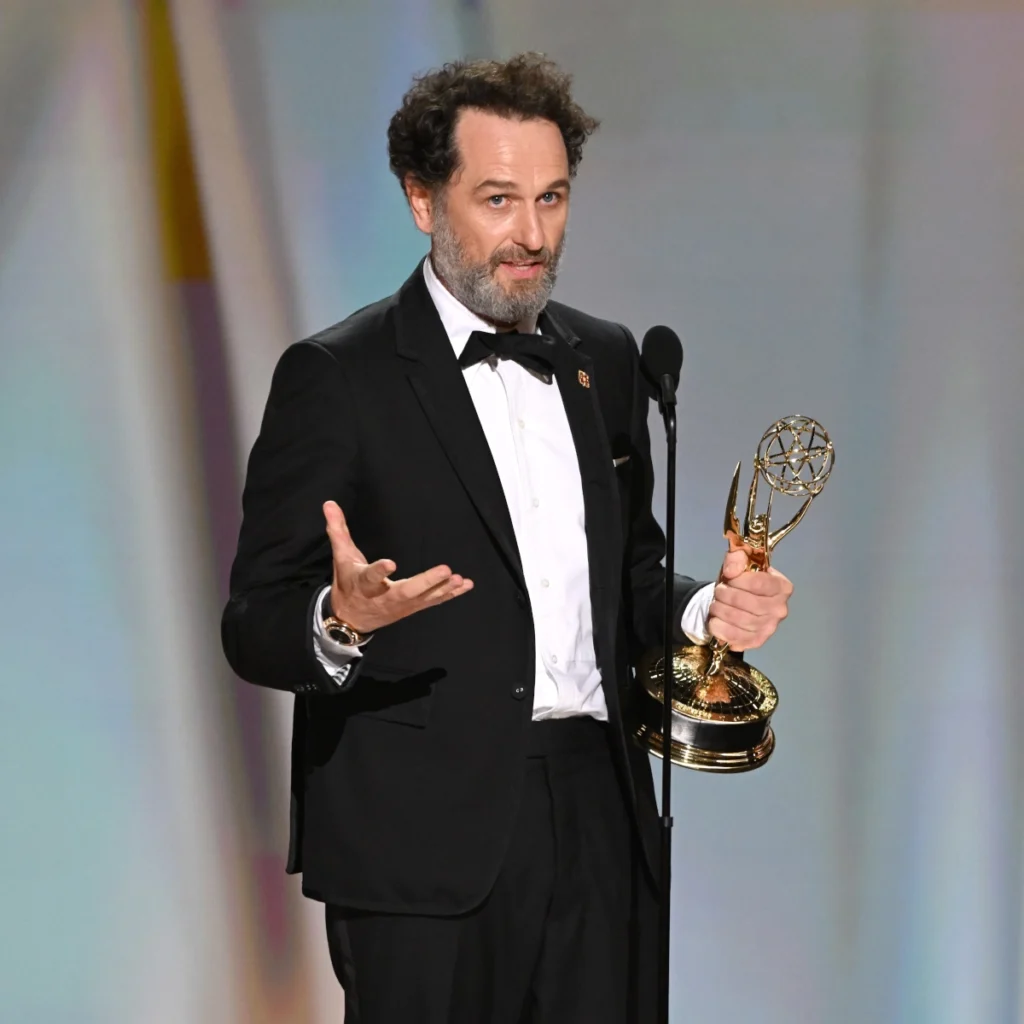 Matthew Rhys eligió un traje de Thom Browne para los Emmy.