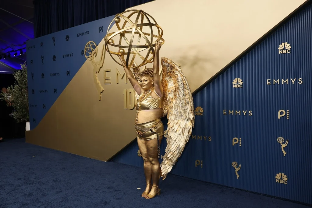 Meg Stalter, vestida de Emmy.