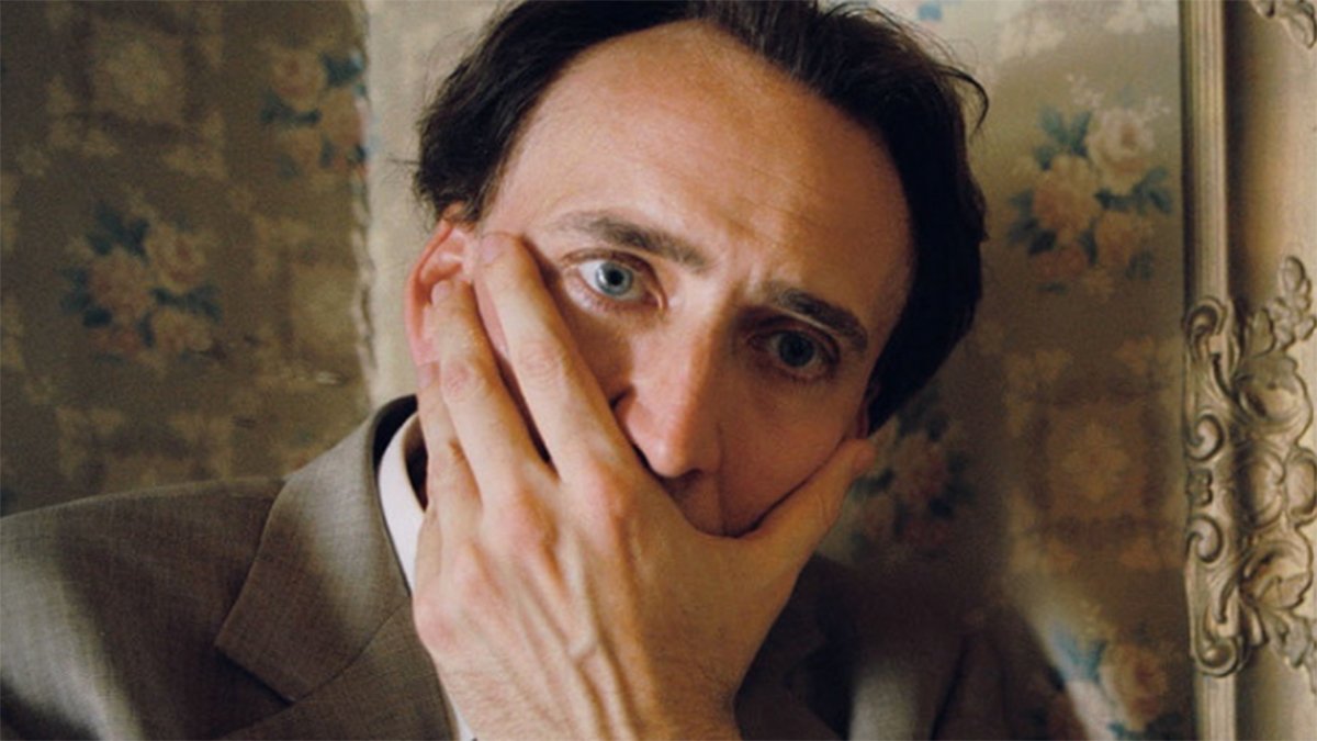 La casa de Nicolas Cage, a punto de hundirse por culpa de un gran agujero que ha aparecido en el pueblo.