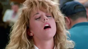 Sí, es Meg Ryan, la reina de las comedias románticas, ¡y no podía faltar en nuestra lista de las 12 mejores películas para ver en otoño!