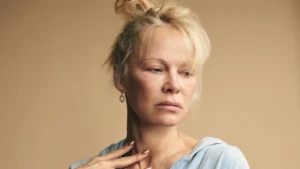 La confesión en Venecia de Pamela Anderson sobre su hepatitis C que hiela la sangre: el médico le dio 10 años de vida a finales de los 90, ¡pero consiguió superarla en 2015!