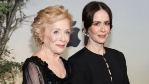 Sarah Pulson y Holland Taylor, bellísimas en la première de la serie 'Brothers', de Apple TV, protagonizada por Matthew McConaughey y Woody Harrelson.