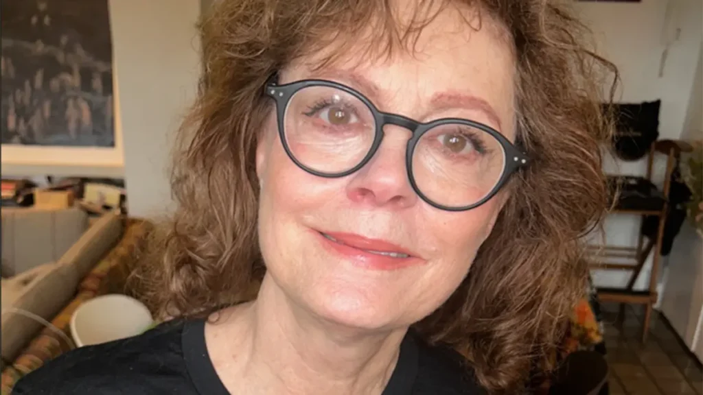 Susan Sarandon, detenida en una protesta pro-Palestina, supuestamente porque estaba bloqueando una intersección.