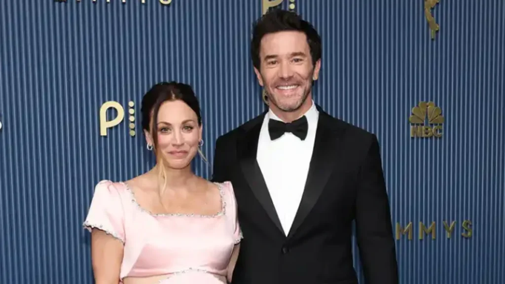 Kaley Cuoco y Tom Pelphrey en los Emmys 2026.