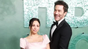 Kaley Cuoco y Tom Pelphrey en los Emmys 2026.