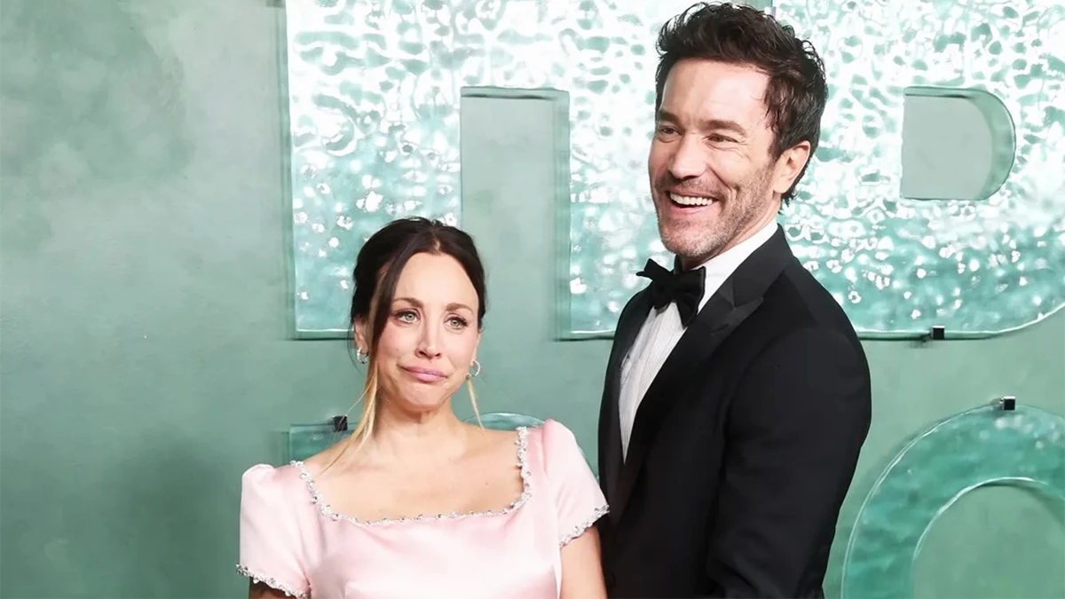 Kaley Cuoco y Tom Pelphrey en los Emmys 2026.