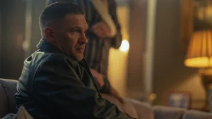 De izquierda a derecha, Pierce Brosnan, Helen Mirren y Tom Hardy, que vuelve como Harry Da Souza en la temorada 2 de 'MobLand' y estará también en la tercera.