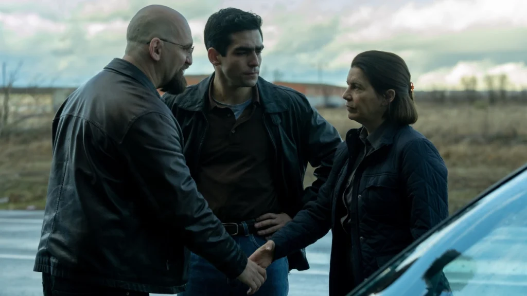 Raúl Arévalo, Omar Ayuso y Laia Marull, en 'El castillo'.