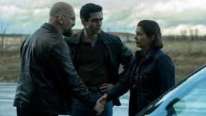 Raúl Arévalo, Omar Ayuso y Laia Marull, en 'El castillo'.