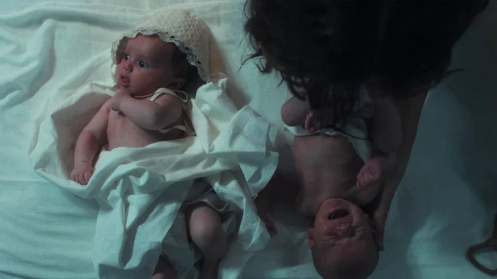 Clara y Catalina, las bebés intercambiadas en 'Las hijas de la criada'.