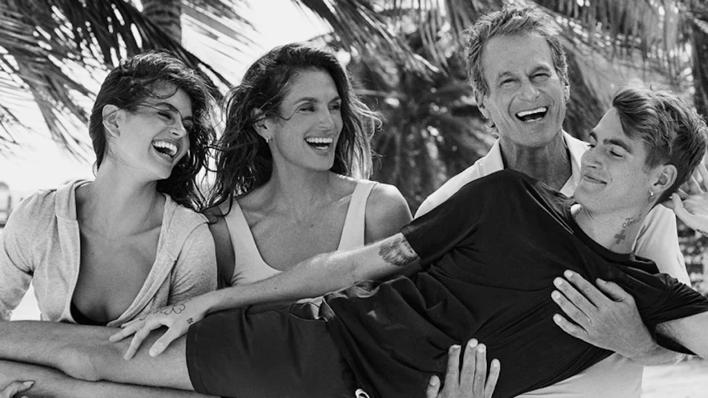 Kaia Gerber y Cindy Crawford y Rande Gerber sostienen a Presley Gerber.