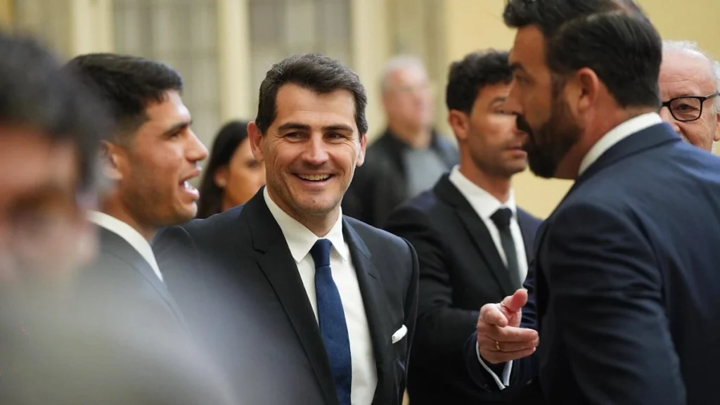 Iker Casillas, con Carlos Alcaraz en un acto institucional.