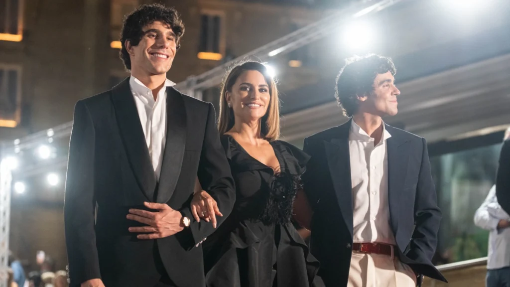 Javier Calve, Penélope Cruz y Javier Ambrossi, en la presentación de 'La bola negra' en el Festival de San Sebastián.