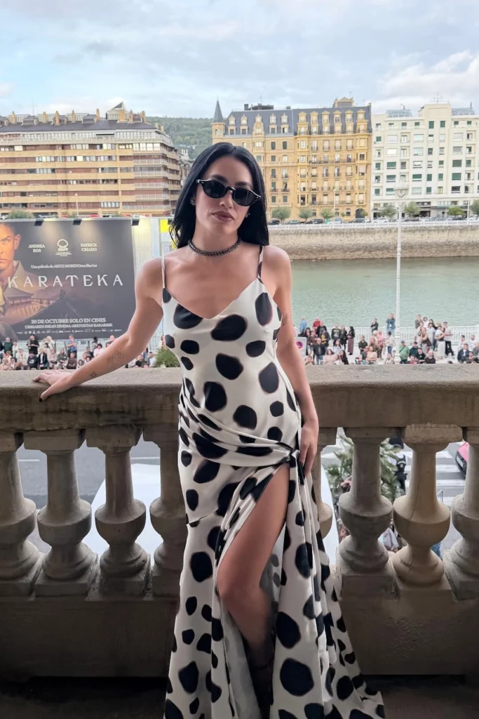 Lali Espósito, con vestido de lunares.